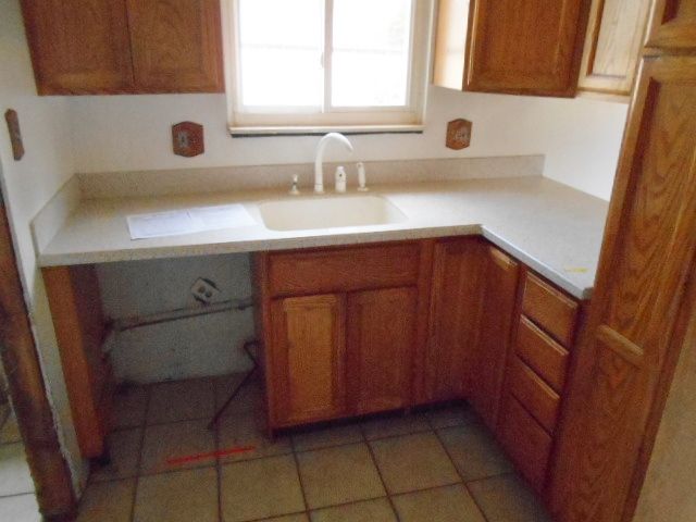 9354 Princess St, Taylor, MI 48180