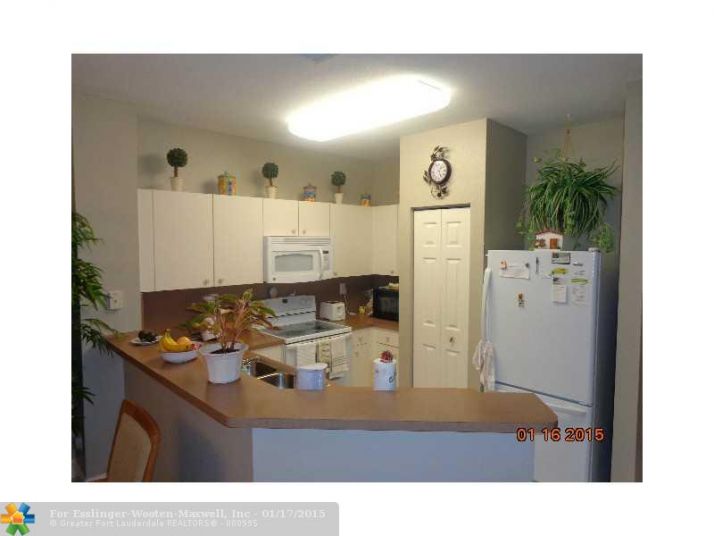 551 SAINT TROPEZ LN, Pompano Beach, FL 33068