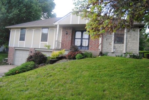 513 NW Chateau Dr, Blue Springs, MO 64014