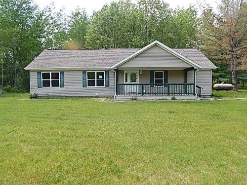 2611 Sandbridge Ct, Gladwin, MI 48624