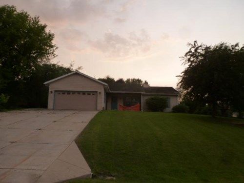 4752 Fairway Dr, Waterford, WI 53185