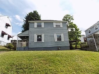 566 Independence Dr, Clairton, PA 15025