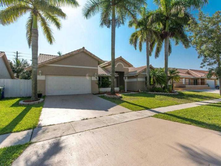 1407 NW 161 AV, Hollywood, FL 33028