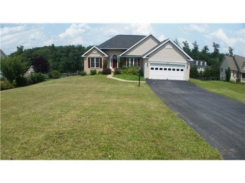 33 Lansing Ct, Falling Waters, WV 25419