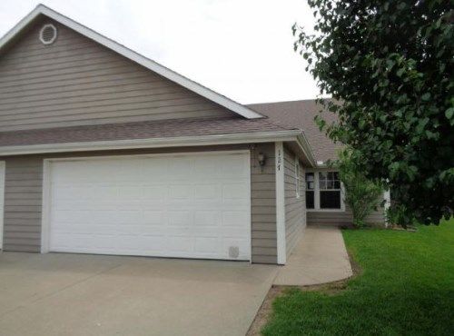 127 Joles Dr, Tonganoxie, KS 66086