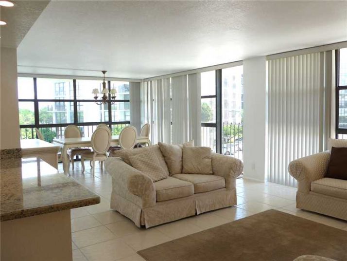 600 PARKVIEW DR # 310, Hallandale, FL 33009