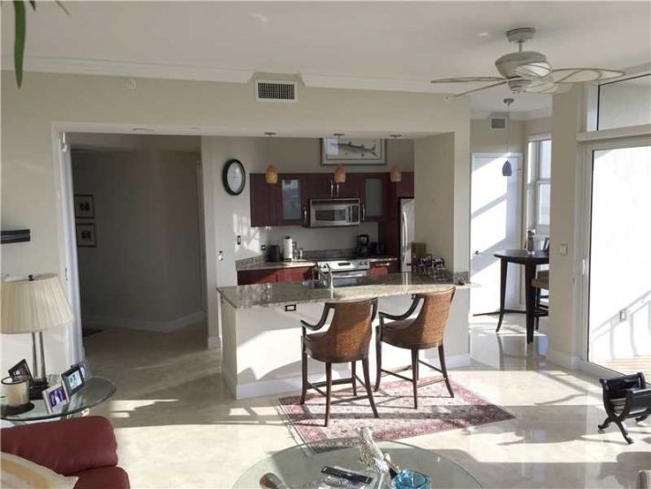 19900 E COUNTRY CLUB DR. # PH10, Miami, FL 33180