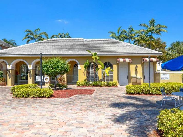 11165 SW 6 ST # 302, Hollywood, FL 33025