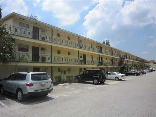 20200 NE 27 CT # 9, Miami, FL 33180