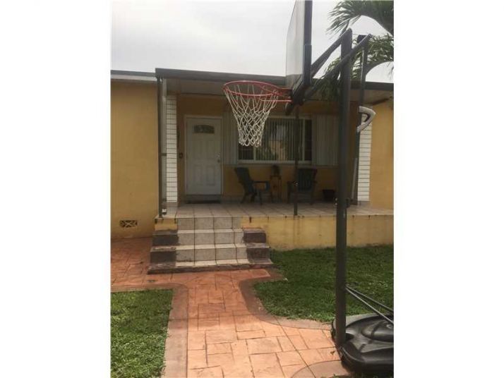 5940 E 7 AV, Hialeah, FL 33013