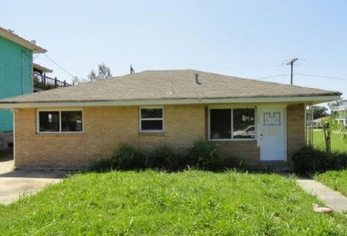 708 Cougar Dr, Arabi, LA 70032