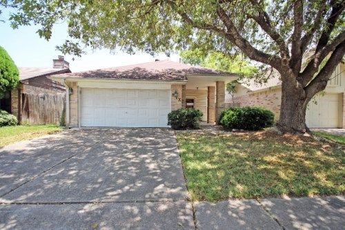 6 Crestbriar Ct, Baytown, TX 77521