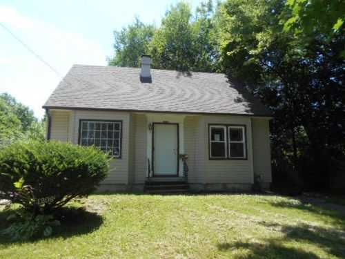 1206 Loomis St, Rockford, IL 61102
