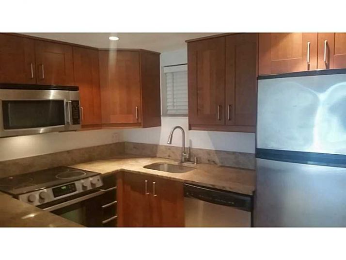 8290 LAKE DR # 238, Miami, FL 33166