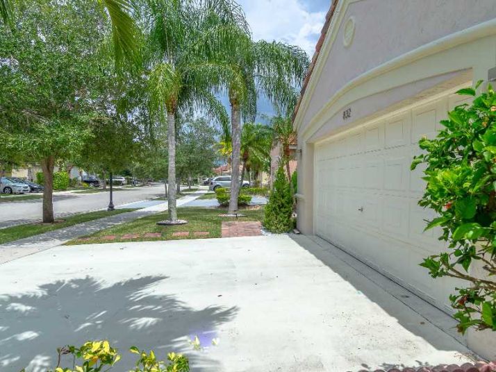 832 Vista Meadows Dr, Fort Lauderdale, FL 33327