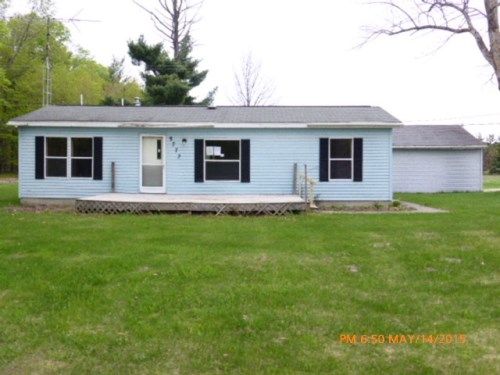 9772 Homestead Rd, Beulah, MI 49617