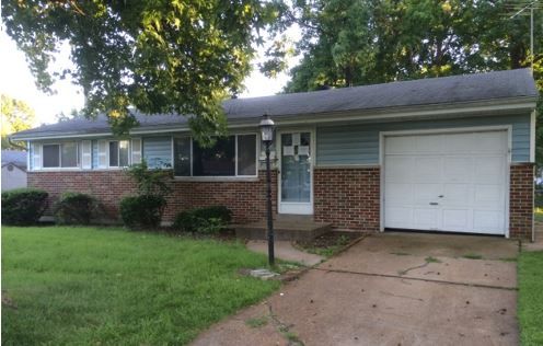 890 Iris Dr, Florissant, MO 63031