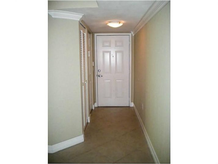 2496 CENTERGATE DR # 202, Hollywood, FL 33025