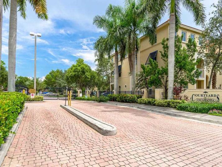 110 JACARANDA COUNTY CLU # 207, Fort Lauderdale, FL 33324