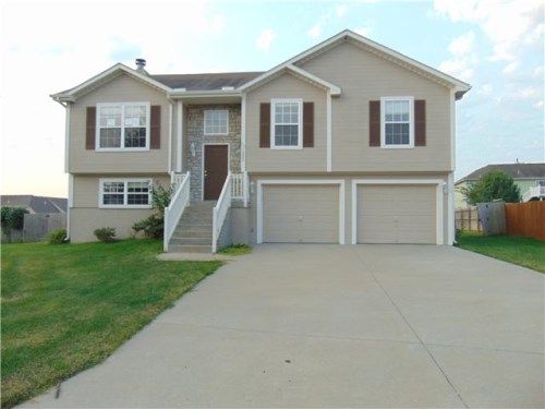 1303 SW 5th Ter, Oak Grove, MO 64075
