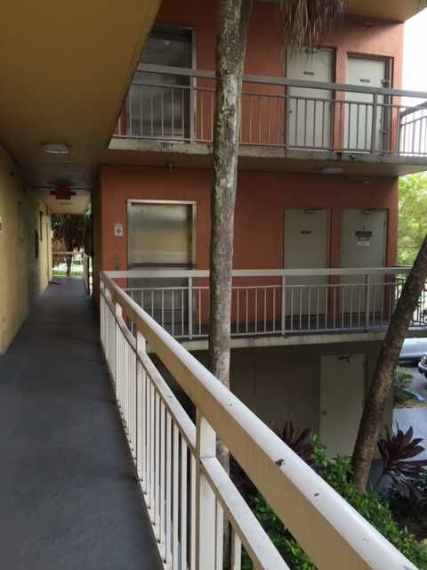 8290 NW LAKE DR # 203, Miami, FL 33166