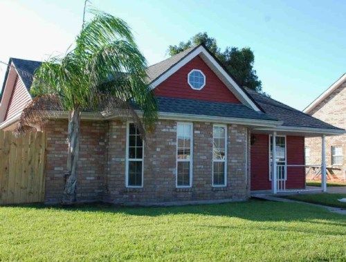 3013 Oak Dr, Violet, LA 70092