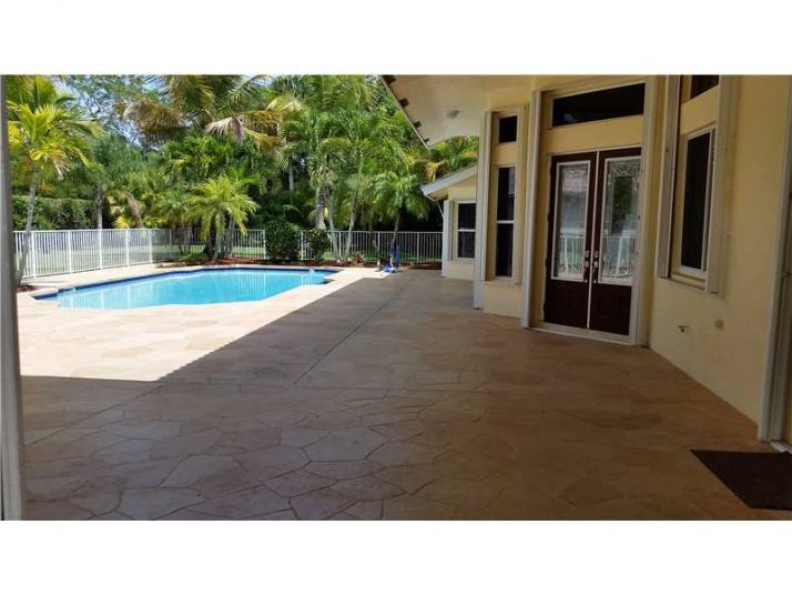 6210 NW 82 AV, Pompano Beach, FL 33067