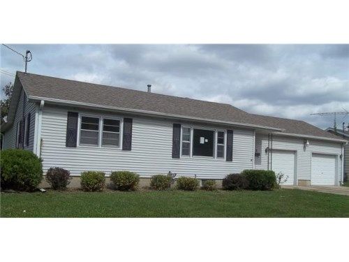 2 Holiday Ct, Newton, IA 50208