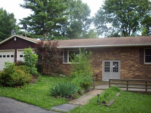 19 Hickory Ln, White Heath, IL 61884