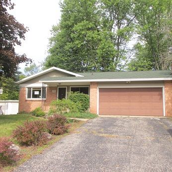 910 E Greenbriar St, Greenville, MI 48838