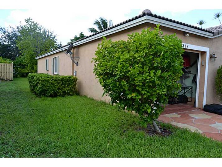 2464 SW 106 AV, Hollywood, FL 33025