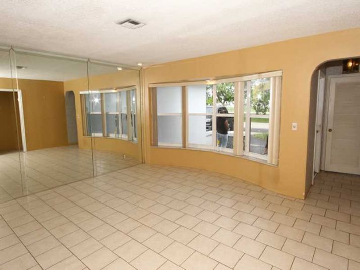 5240 N HILLS DR, Hollywood, FL 33021