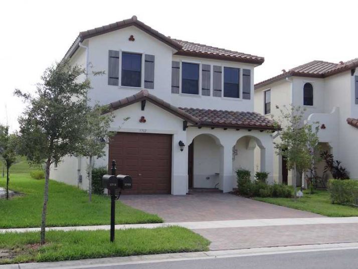 3702 SW 93 AV, Hollywood, FL 33025