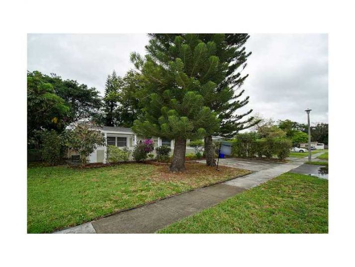 4959 SW 5 ST, Pompano Beach, FL 33068