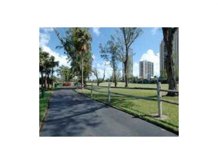 20100 W COUNTRY CLUB DR # 907, Miami, FL 33180