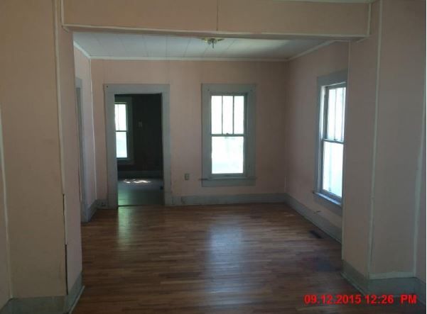 305 E Shawnee St, Paola, KS 66071