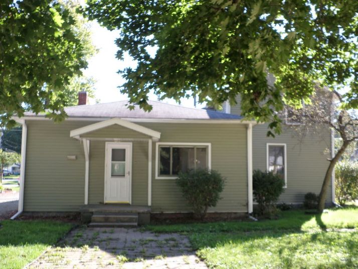506 S Cochran Ave, Charlotte, MI 48813