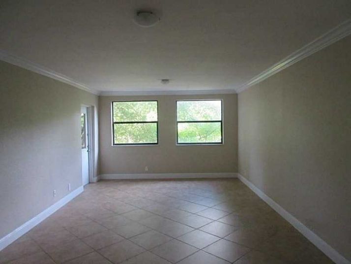 8160 GENEVA CT # 304, Miami, FL 33166
