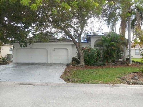 5914 NW 74 ST, Pompano Beach, FL 33067