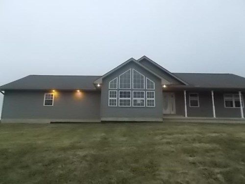 4243 180th St, Clinton, IA 52732