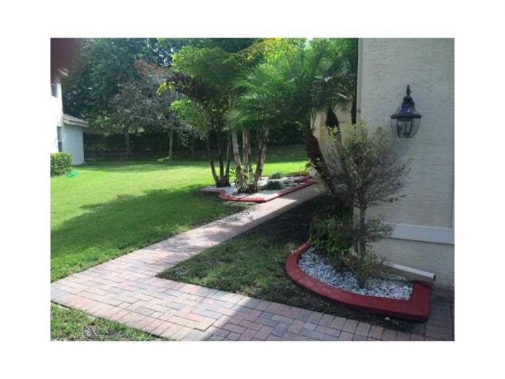 16132 SW 27 ST, Hollywood, FL 33027