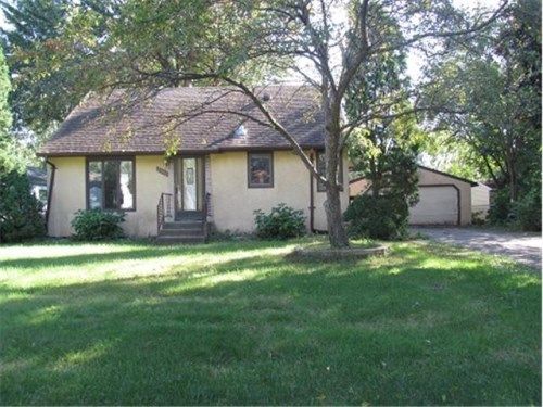 2448 Ridge Ln, Saint Paul, MN 55112