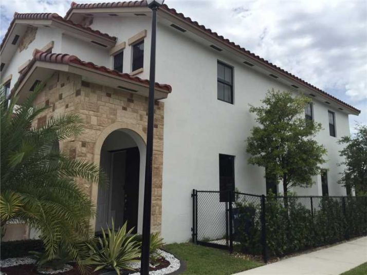 10584 NW 70 LN, Miami, FL 33178