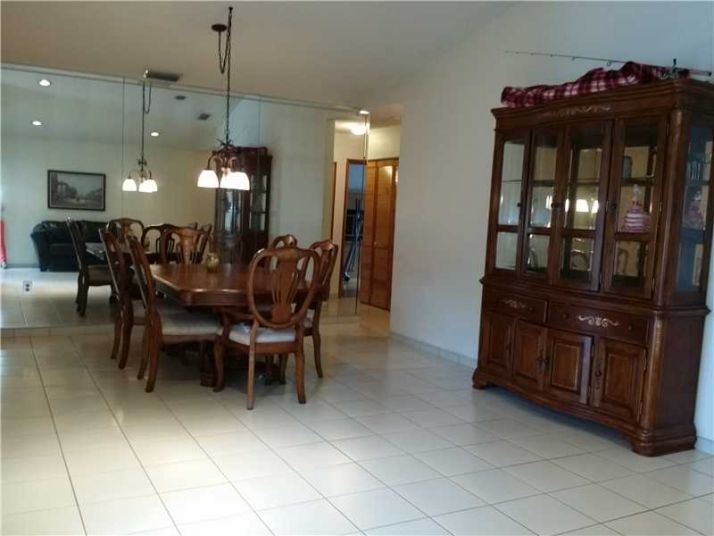 18145 NW 61 AV, Hialeah, FL 33015
