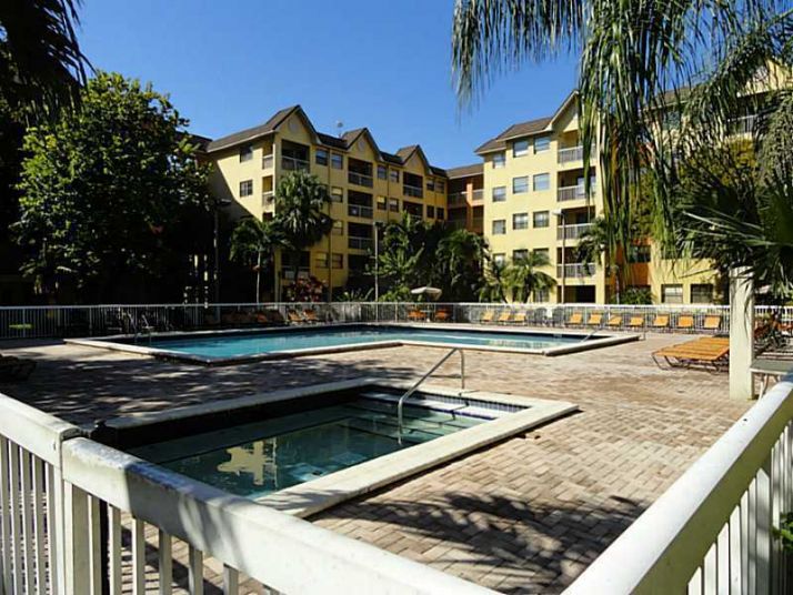 8290 LAKE DR # 306, Miami, FL 33166