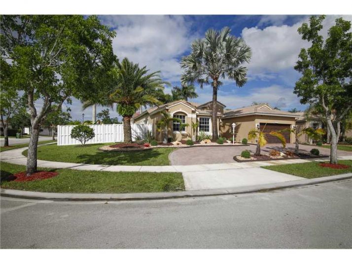 1063 NW 139 TE, Hollywood, FL 33028