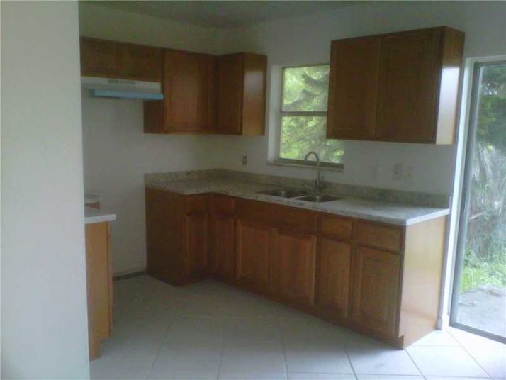 817 SW 8 ST, Hallandale, FL 33009