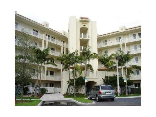 3500 Oaks Clubhouse Dr # 108, Pompano Beach, FL 33069