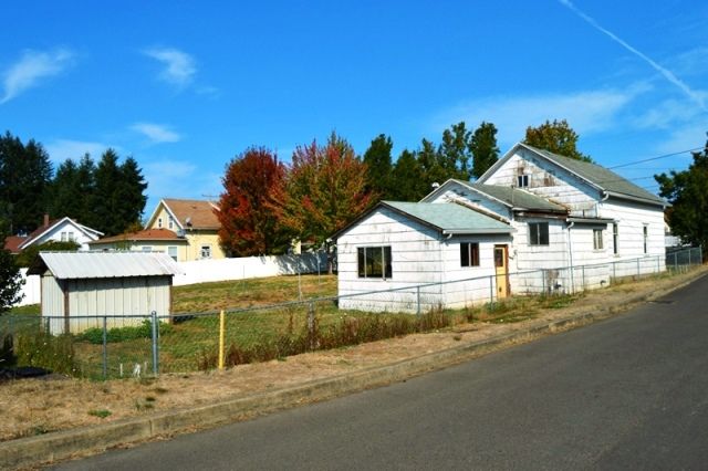 303 6th St, Amity, OR 97101