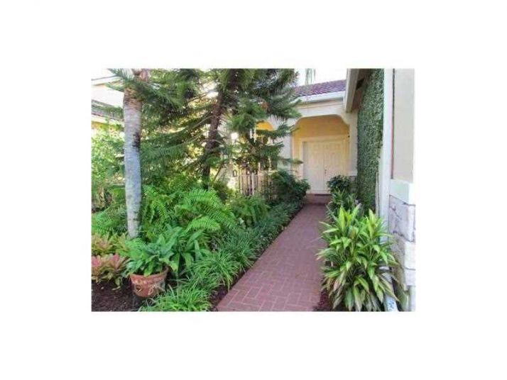 683 E VISTA MEADOWS DR, Fort Lauderdale, FL 33327